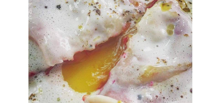 Aprenda a receita de Ravióli de gema com molho de parmesão