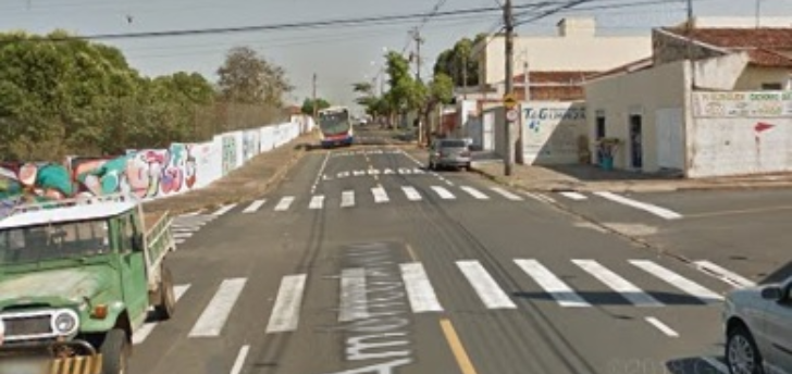 Estudante é atropelada por moto na esquina de escola