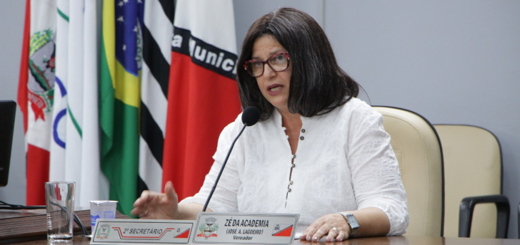Vereadores barram convocação e secretária deixa Câmara sem responder perguntas