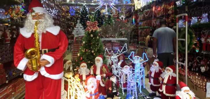 De olho no Natal, Calçadão de Rio Preto começa abrir à noite 