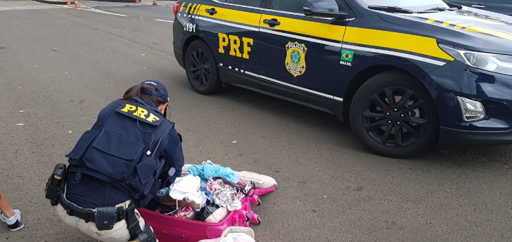 Menor é apreendida com mala rosa "recheada" de maconha