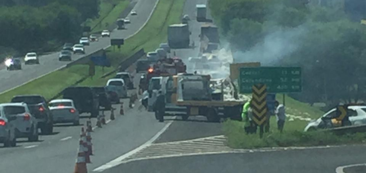 Caminhão tomba e pega fogo na Washington Luís 