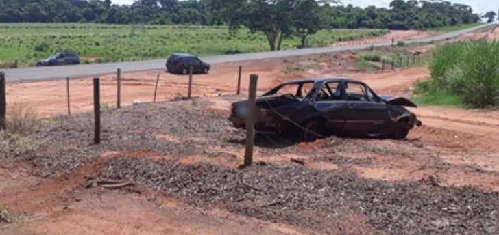 Homem fica ferido após capotar carro em rodovia 
