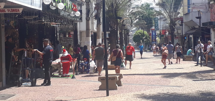 Consumidores aproveitam 'tranquilidade' para ir às compras neste domingo