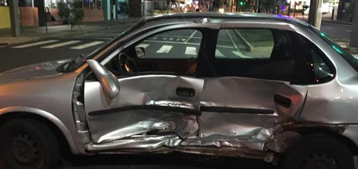 Policial civil é internada após motorista bêbado "furar" sinal vermelho