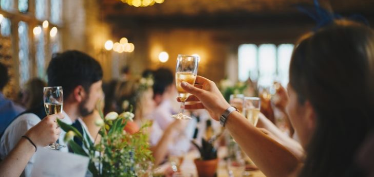 Psicóloga dá dicas de como se comportar e não dar vexame na festa da empresa