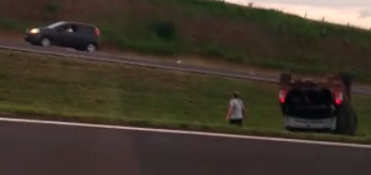 Motorista embriagado dirige na contramão e capota na Washington Luís; veja o vídeo