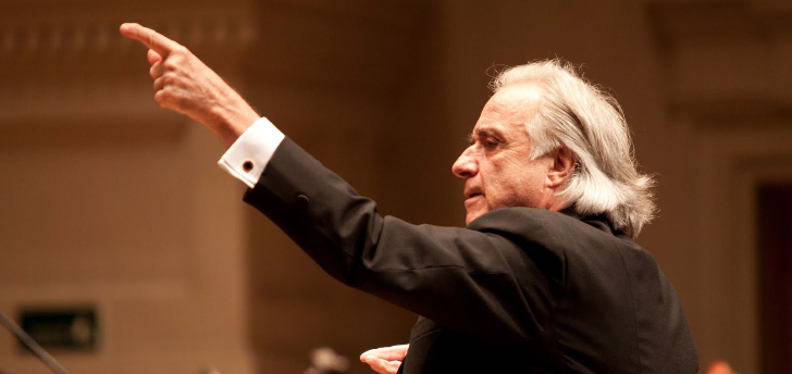 Maestro João Carlos Martins rege Orquestra Bachiana Filarmônica em apresentação no Sesi
