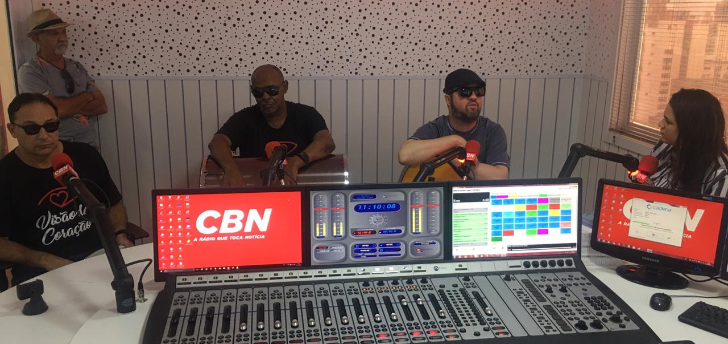 'A música foi uma autoaceitação', diz músico cego sobre a relação com os intrumentos