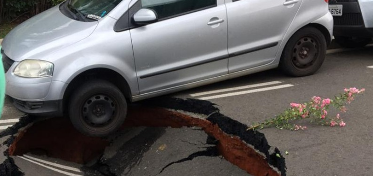 Após carro quase cair em buraco, Semae diz que serão feitos reparos 