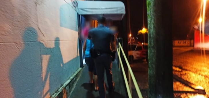 Mulher é morta a facadas pela companheira