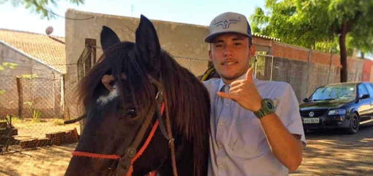 Corpo de jovem atingido por tiro em "roleta russa" é sepultado em Guapiaçu