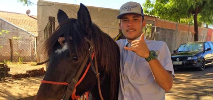 Cavalgada encerra velório de jovem morto em "roleta russa"