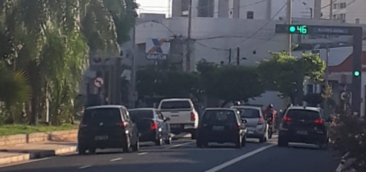 No primeiro dia de funcionamento, muitos motoristas utilizam corredores de ônibus