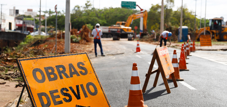Trânsito altera trajeto na avenida Fernando Costa 
