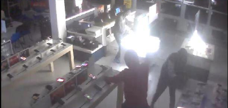 Ladrões invadem loja do centro de Rio Preto e levam 60 celulares 
