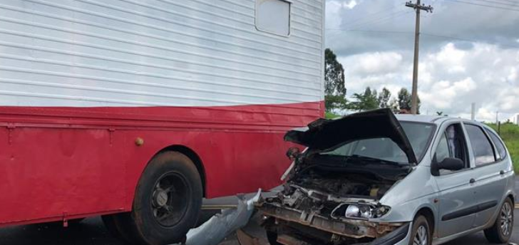 Acidente entre carro e caminhão deixa família ferida 