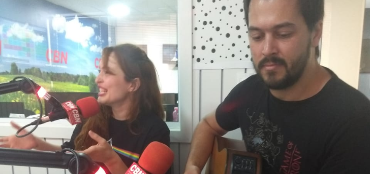 Casal se une nos palcos e ensina música 