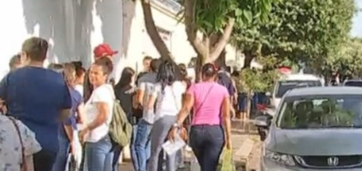 Candidatos passam a noite em fila para conseguir vaga em supermercados