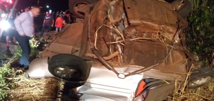 Duas pessoas morrem e outra fica ferida após carro bater em árvore