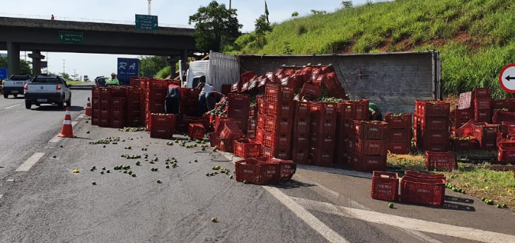 Caminhão de laranjas tomba e interdita alça de acesso da BR-153 à Washington Luís