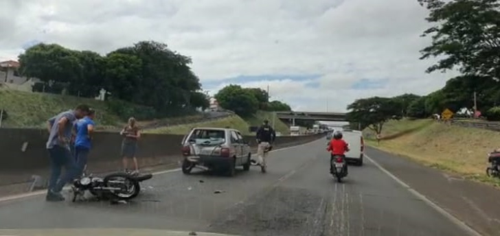 Motociclista fica ferido após colidir em carro na BR-153