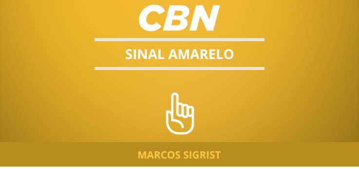 Semáforo piscando na luz amarela 