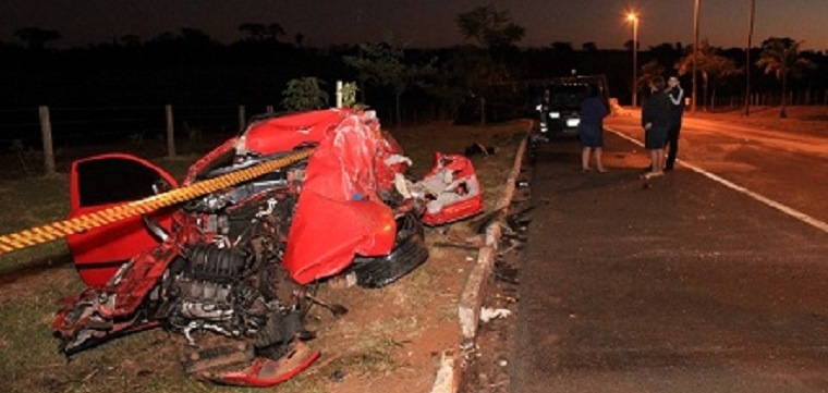 Homem morre após bater carro contra caminhão