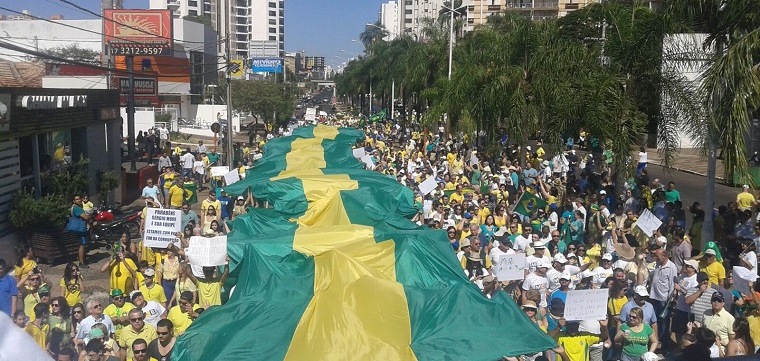 Manifestantes vão as ruas de Rio Preto e protestam contra o governo