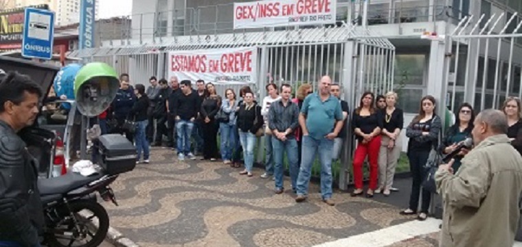 Impasse mantém os serviços do INSS interrompidos