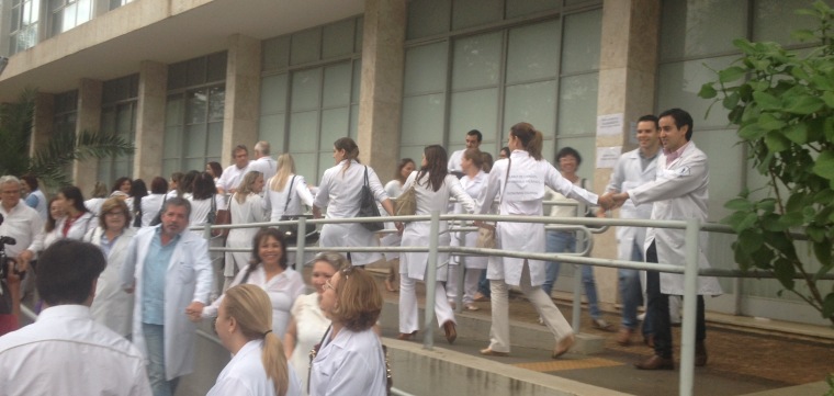 Secretária promete plano de cargos e salários aos médicos