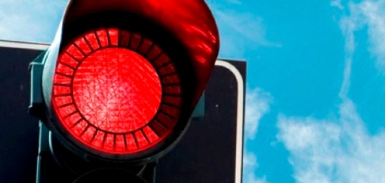 Micro-empresário é roubado ao respeitar o farol vermelho