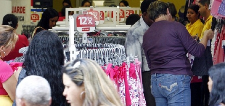 Temendo colapso, comércio demite para amenizar crise