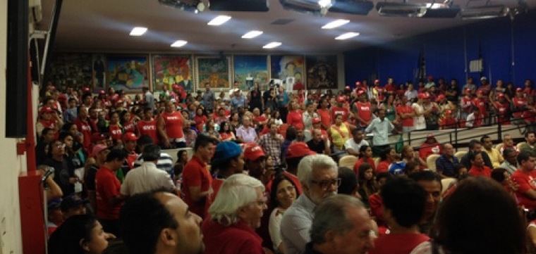 Líderes falam em "evitar golpe" durante manifesto pró governo