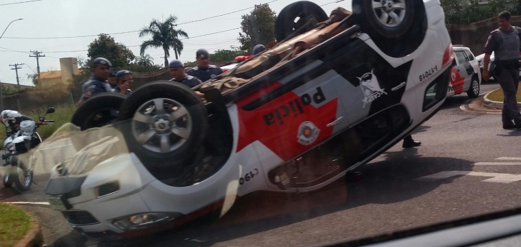 Viatura do CAEP capota na região dos Damhas em Rio Preto
