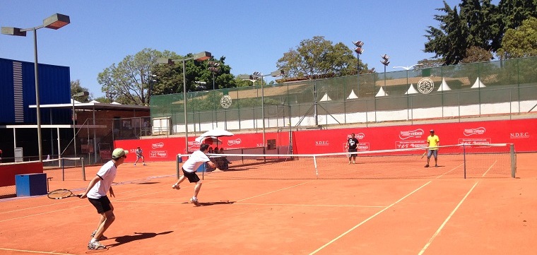 Jornalistas se confraternizam jogando tênis na manhã deste domingo
