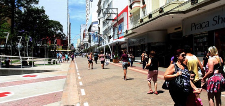 Moradores de rua afetam vendas, diz comerciante
