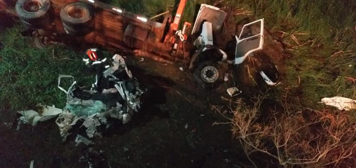 Advogado morre após ter carro arremessado de ponte por caminhão 