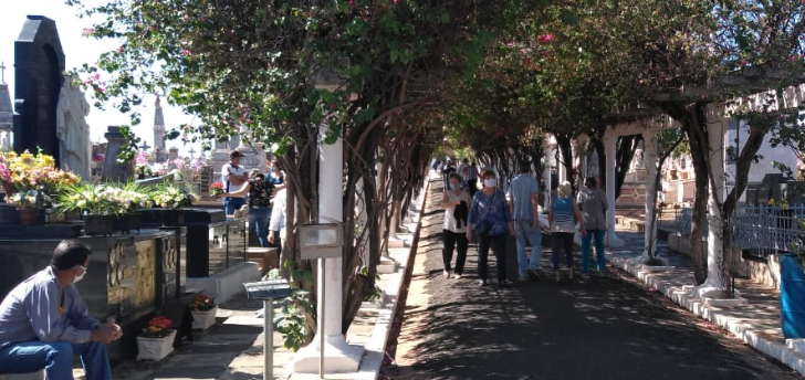 Cemitérios registram movimento "tranquilo" no Dia de Finados