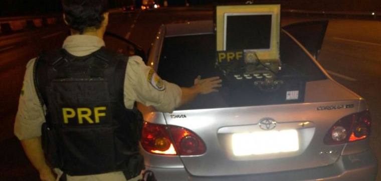 PRF apreende máquina caça níquel e arma na rodovia BR 153