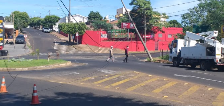 Veículo bate em poste e rotatória da Ernani Pires Domingues é interditada