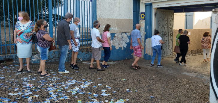 Eleitores vão cedo às urnas em Rio Preto 