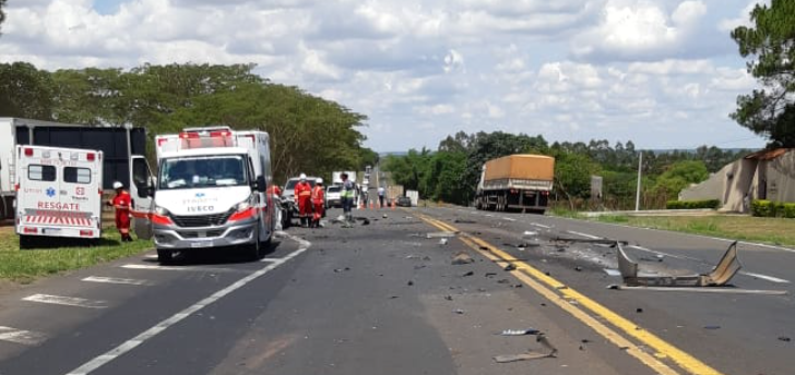 Jovem morre após bater veículo em dois caminhões na BR-153