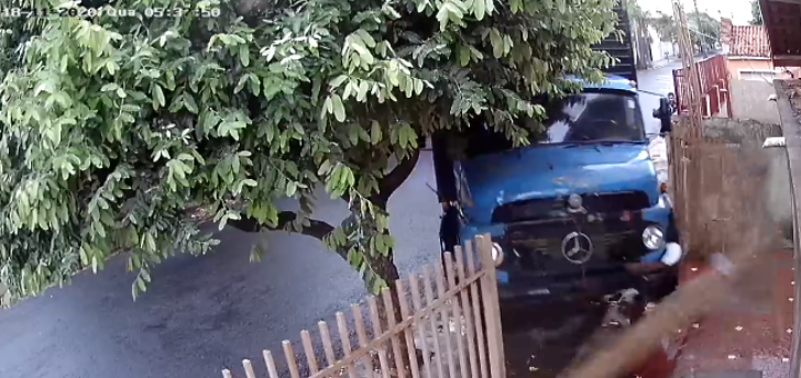 Caminhão desgovernado invade residência em Rio Preto; veja o vídeo