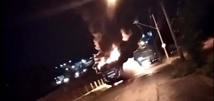 Motociclista morre após bater de frente com ônibus