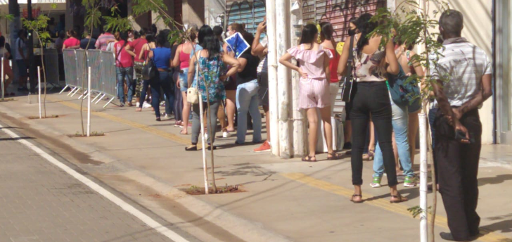 Consumidores fazem fila para as promoções da Black Friday