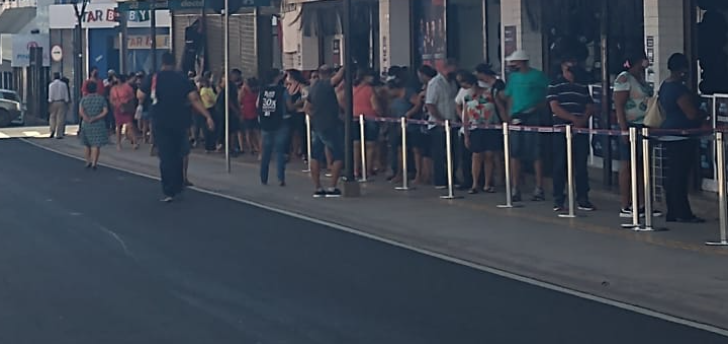 Mesmo em meio à pandemia, consumidores lotam Calçadão na Black Friday