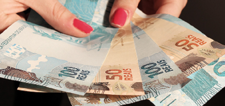 Primeira parcela do 13º salário começa a ser paga nesta segunda