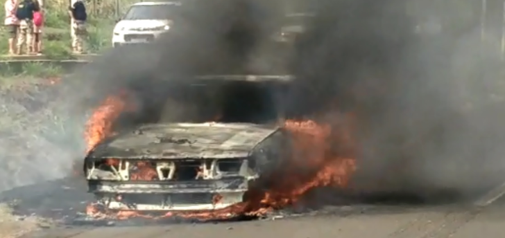 Carro pega fogo na BR-153; veja vídeo