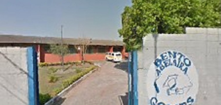 Homem morre após cair do telhado de escola